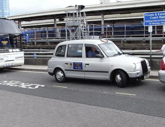 Taxi von LTI in weiß
Wie schon in einer anderen Gegend gesehen, begegnen mir hier wieder diese kultigen Taxis von LTI. Auch in weiß macht das Taxi eine gute Figur.