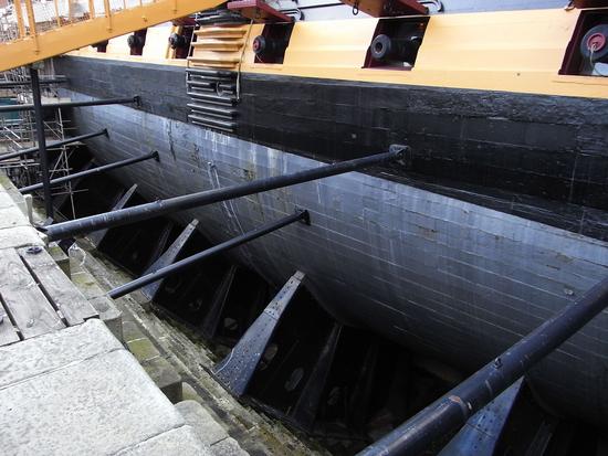 Schiff trockengelegt
Die HMS Victory steht aufgebockt im Hafen von Portsmouth. Als Museum zu besichtigen, ist dieses Schiff allemal eine interessante Sehenswürdigkeit.