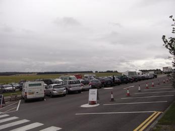 Parkplatz Stonehenge
Der Parkplatz am mystischen Steinkreis von Stonehenge ist schon ganz schön ausgebaut. Wenn so eine Sehenswürdigkeit im Reiseführer steht, ist das auch notwendig.
Bild 1