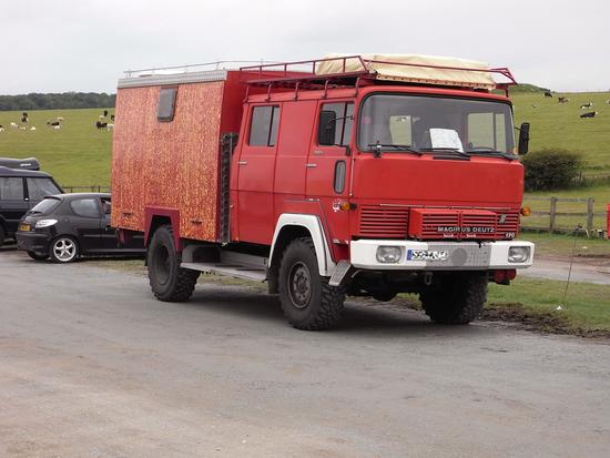 LKW als Reisemobil
Was hier auf den ersten Blick an ein Feuerwehrauto erinnert, ist ein Reisemobil auf einem LKW. In dem Kofferaufbau dürfte genug Platz für eine kleine Familie sein.