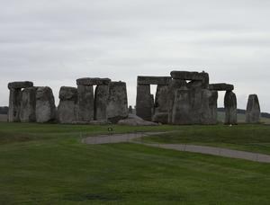 Stonehenge, der mystische Steinkreis
Weil wir schon mal in der Gegend von Salisbury vorbeikamen, stand auch Stonehenge auf dem Plan. Glücklicherweise war es unsere erste Station an diesem Tag.
Bild 1