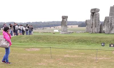 Stonehenge, der mystische Steinkreis
Weil wir schon mal in der Gegend von Salisbury vorbeikamen, stand auch Stonehenge auf dem Plan. Glücklicherweise war es unsere erste Station an diesem Tag.
Bild 2