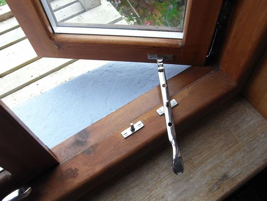Fensterflügel nach außen
Typisch englisch sind die Fensterflügel, die nach außen öffnen. Hier ein Badfenster, welches mit einer einfachen Mechanik in der gewünschten Stellung gehalten wird.