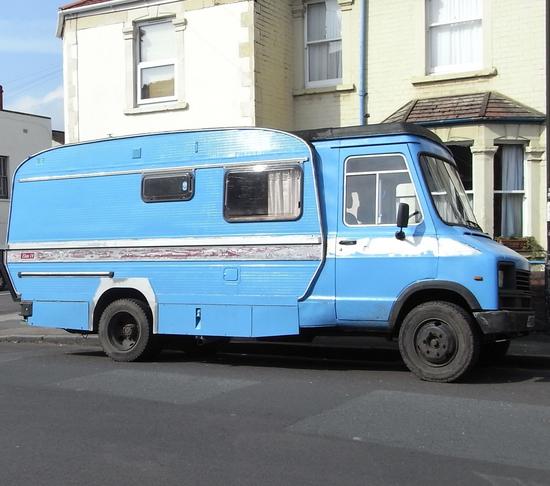 Mercedes Reisemobil
In manchen Straßen von Bristol scheinen nur Menschen zu wohnen, die viel Reisen. Hier ist ein Mercedes Transporter mit einem Wohnwagen verschmolzen.