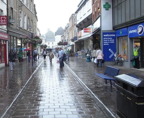Regenwetter auf englisch
Auf diesen Regen hatte ich gewartet. Endlich sehe ich, warum die Engländer so viel über das Wetter reden. Der Regen kommt und geht, es herrscht also immer Abwechslung.
