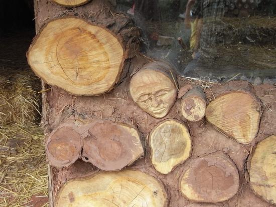 Naturbau aus Holz und Lehm
Die Wände des Naturhauses sind vor allem aus Holz und Lehm gebaut. Die runden Hölzer wurden noch nicht einmal von der Rinde befreit, was bei der Einbettung in das