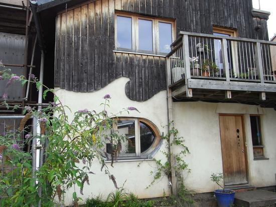 Kreativ gebaut mit Holz und Lehm
Natürliche Baustoffe sind die erste Wahl in einer Siedlung, in der die Bewohner selbst gebaut haben. In dieser Straße gibt es ein Büro der National Self Build Assosiation.