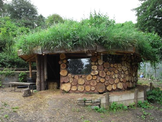 Roundhouse in Bristol
In der lebensfremden Umgebung einer Großstadt finden sich auch noch Plätze, an denen die Natur in Ordnung ist. So wie in diesem Garten, in dem die Freunde der Permakultur