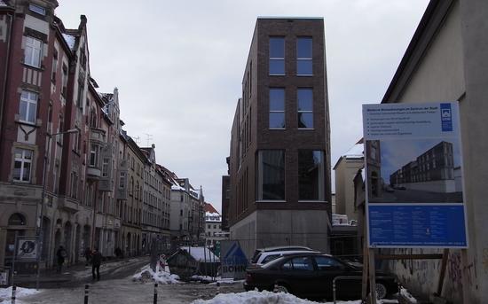 Mietwohnung mit Niedrigenergiestandard
Wie eng es doch schon in den Städten zugeht, zeigt dieses Foto aus der Erfurter Innenstadt. Die Wohnungen an der Ecke dürften hier Zimmer mit 3 Außenwänden haben.