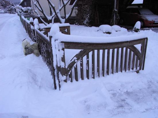 Ist der Schnee nur noch ein Ärgernis?
Der Schnee ist gut für die Natur. Viele Pflanzen, die wir später essen wollen, werden durch den Schnee geschützt. Was soll also das Gejammere über den vielen Schnee?