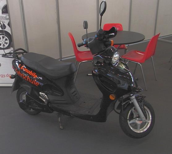 Fahrschule für Elektroauto
Jetzt gibt es sogar schon eine Elektromobil-Fahrschule. Keine Angst, man darf auch mit einem herkömmlichen Führerschein in einem Elektroauto fahren.