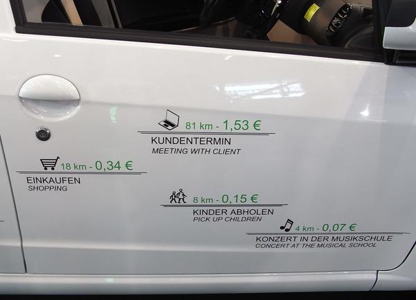 Fahrtkosten für ein Elektroauto
Für alle die noch nicht wissen, warum man ein Elektroauto kaufen sollte, wurden hier einige Preisbeispiele an die Autotür geschrieben.