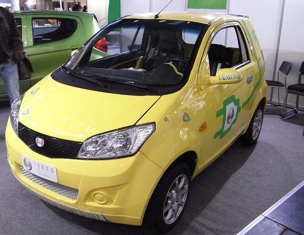 Billig-Elektroauto
Auf den ersten Blick ein ganz netter fahrbarer Untersatz, auf den zweiten Blick noch leicht verbesserungswürdig. So präsentiert eine chinesische Firma ein kleines Personenauto.