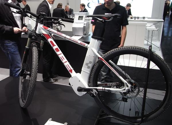 Elektrofahrrad mit integriertem Motor
Dieses Elektrobike hebt sich deutlich von der Masse seiner Mitbewerber ab. Der Motor und die Akkus sind ganz geschickt im Rahmen integriert.