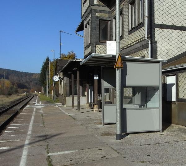 Kurioses Baugeschehen am Bahnhof
Während die Regionalbahnen jetzt mit modernen Triebwagen, sauber und leise und meist auch noch pünktlich fahren, scheint es um das Bahnhofsgelände schlecht bestellt.