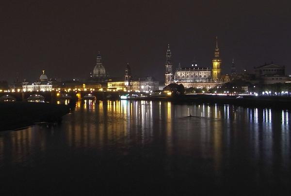 Dresden bei Nacht
Dieses Motiv dürfte zu den bekanntesten Fotomotiven zählen. Dresden, weltbekannt durch Zwinger, Semperoper, Frauenkirche und durch die schrecklichen Bombenangriffe 1945.