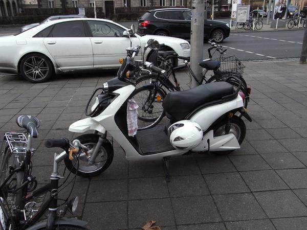 Elektroroller im Alltag
Elektroroller sind im Straßenbild deutscher Städte noch sehr selten anzutreffen. Als Hauptgrund dafür sehe ich den mangelnden Bekanntheitsgrad.