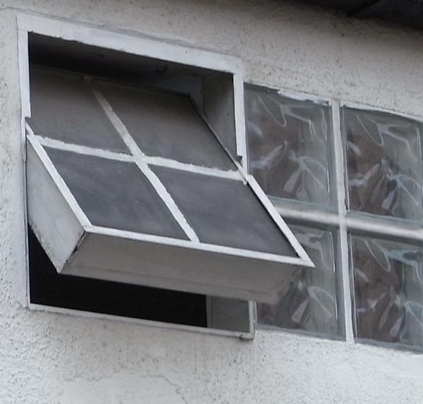 Fenster aus Glasbausteinen
Solche Fenster aus Glasbausteinen wurden bislang bevorzugt in Garagen, Werkstätten oder Lagerräumen verwendet. Hier ging es weniger um Wärmeschutz als vielmehr darum, trotz