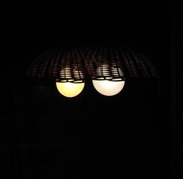 Spieglung in Thermoscheibe
Das ist das Spiegelbild einer kugelförmigen Energiesparlampe in einer Thermoscheibe. Die Lampe wird von den zwei Scheiben des Fensters in unterschiedlichen Farben reflektiert.