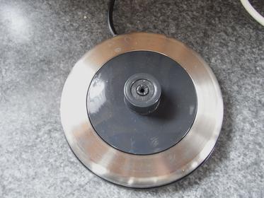 Details am Wasserkocher
Der AEG Wasserkocher Ultraspeed steht auf einer Grundplatte mit rundem Stecker. Egal aus welcher Richtung die Kanne aufgesetzt wird, sie passt.
Bild 1
