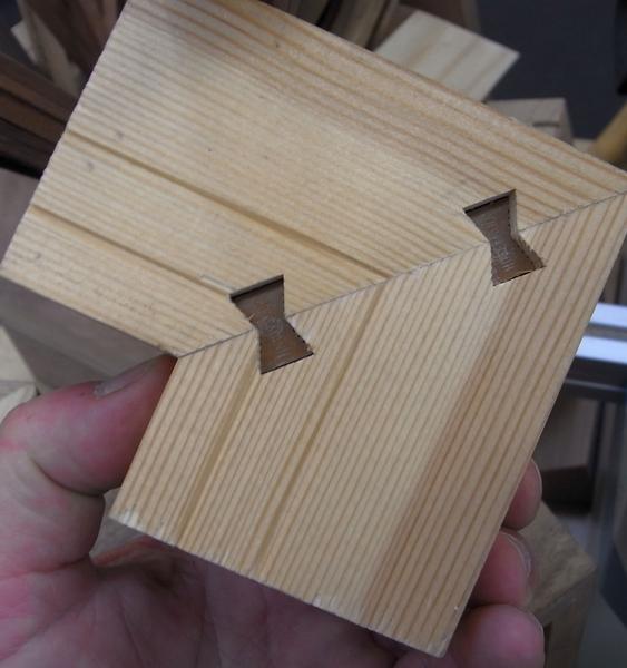 Holz - Eckverbindung
Die perfekte Ecke aus Holz lässt sich mit diesem System herstellen. Wer Rahmen oder Gestelle baut, kann das mit diesem Nut- und Federsystem sehr leicht bewerkstelligen.