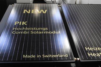 Combi Solarmodul für Strom und Wärme
Strom und Wärme aus einem Modul gibt es auch in einer besonderen Art. Bei der Schweizer PSS AG fertigt man für die Rückseite eines Standard Moduls einen speziellen Kühlkörper.
Bild 1