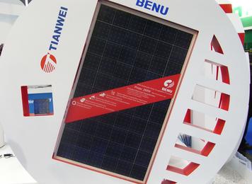 Hocheffektive Solarzellen aus China
Die Großaufnahme dieser Solarzellen aus China zeigt ein ungewöhnliches Bild. Das interessante Design ist aber nur eine der Besonderheiten dieses Moduls.
Bild 2