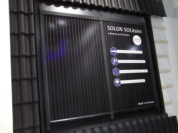 PV-Dachsystem Solon Solitaire
Schon im Jahr 2009 fiel mir auf der Intersolar ein Indachsystem von Solon mit dem Namen Solon Black auf, bei dem die Module mit Gummidichtungen zu einer regendichten Schicht