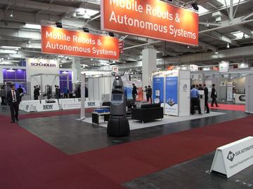 2012 Teil 1 Berichte von der Hannovermesse
Ein kurzer Besuch auf der Hannovermesse soll mir auch in diesem Jahr wieder einige Eindrücke vermitteln. Riesige Hallen voller Robotertechnik locken Schaulustige an.