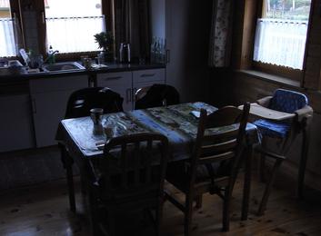 LED-Beleuchtung für den Küchentisch
Im November ist es oft so dunkel, das man trotz der guten Ausstattung mit Fenstern, tagsüber kaum noch ohne Beleuchtung in der Küche zurechtkommt.
Bild 1