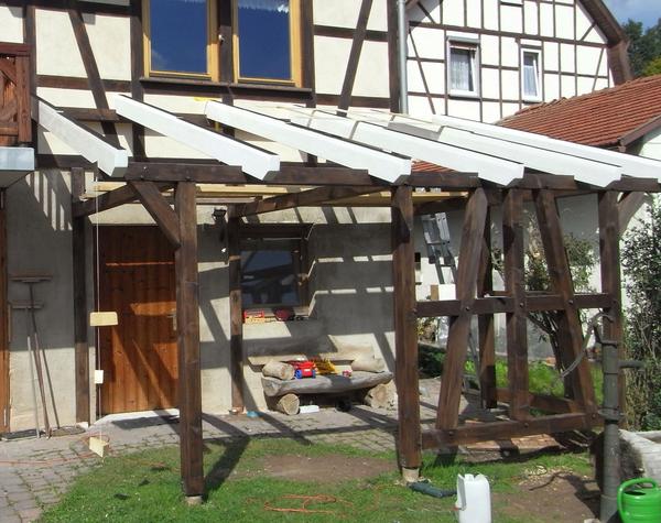 Sparren aus Leimholz aufgelegt
Ebenso wie die Sparren bin ich gut aufgelegt. Als Kontrast zu der dunklen Fachwerkkonstruktion habe ich die Sparren weiß gestrichen. Das soll mehr Licht vom Dach reflektieren.