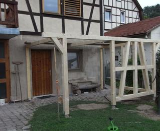 Baubeginn für Solarcarport
Die Baugenehmigung für den Solarcarport ist eingetroffen. Da wo jetzt noch eine Weide über dem Nebeneingang Schatten spendet, soll ein transparentes Solardach entstehen.
Bild 2