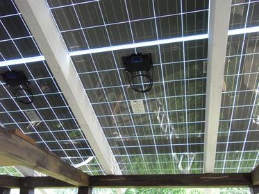 Photovoltaik-Glasdach, Module befestigt
Nach ca. 2 Stunden Arbeit liegen die 10 transparenten Module auf den Sparren. Von oben sind die verschraubten Aluminiumprofile zu sehen, die eine Dichtlippe auf das Glas drücken.
Bild 2