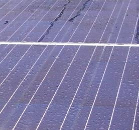 Module überlappend verlegt
Wer wenig Stress mit Schmutz und Schnee auf der Photovoltaikanlage haben möchte, kann die Module überlappend verlegen. Von oben nach unten gibt es keinerlei Staukanten.
Bild 1