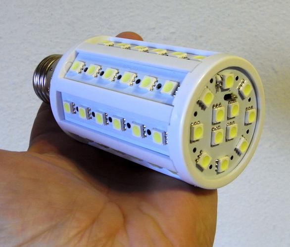 LED-Lampe in Kolbenform
Die Glühlampe hat seit Erfindung des elektrischen Lichtes auch die Formen der Lampe überhaupt bestimmt. Die Birnenform gilt noch heute als ästhetisch.