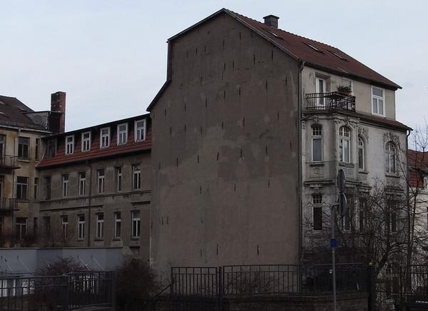 Fassade für Energiegewinnung nutzen
Dieses Bild steht hier nur stellvertretend für zahlreiche Fassaden in unseren Städten, die ungenutzt in Sonne und Regen stehen, nur um irgendwann wieder neu verputzt zu werden.