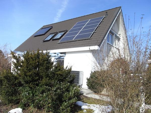 Erneuerbare Energien sparen Heizkosten
An diesem Musterhaus der EON sind einige der sogenannten erneuerbaren Energietechniken zu sehen. Es gibt eine thermische Solaranlage, Photovoltaik auf dem Dach und auch