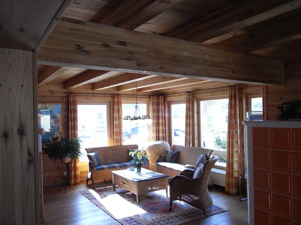 Hausdesign und Heizkosten
An diesem Wohnzimmer sieht man deutlich, wie die tiefstehende Wintersonne den Essplatz im Wohnzimmer direkt beleuchtet. Alle direkt angestrahlten Flächen, also hier