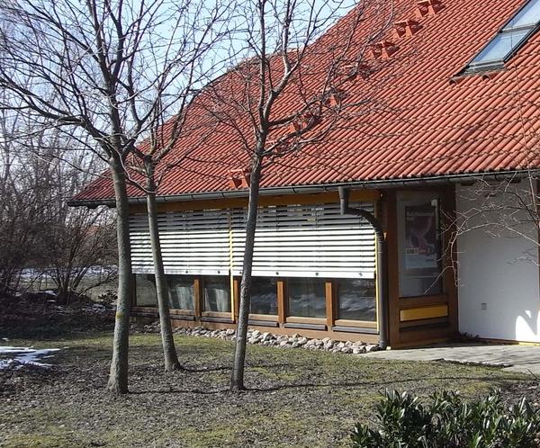 Wintergarten mit Verschattung
Die Südseite dieses Wintegartens verursacht im Winterhalbjahr, bei tiefstehender Sonne, einen beachtlichen Wärmeeintrag. Man schützt sich hier schon mit einer Lamellenjalousie vor