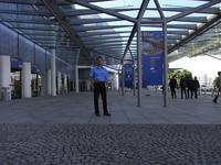  Teil 1, Berichte von der Intersolar 2013
Mit meiner Digitalkamera am Gürtel begebe ich mich zur Solarmesse. Bereits auf dem Weg zum Eingang West  frage ich mich, ob ein so großes Glasdach ohne PV noch zeitgemäß ist.