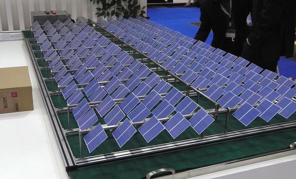 BYD Model eines Solarparks mit Nachführung
Warum nicht auch in einem Solarpark die Module dem Stand der Sonne nachführen? Das Model am Messestand von BYD zeigt, wie auch mit kleinen, dezentralen Anlagen