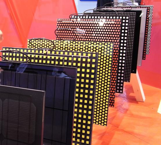 Farbige Module für Fassadengestaltung
Eine kleine Auswahl an Möglichkeiten zur dekorativen Gestaltung von Fassaden sieht man hier bei Ertex Solar. Den Möglichkeiten des Einsatzes von Photovoltaik sind kaum Grenzen