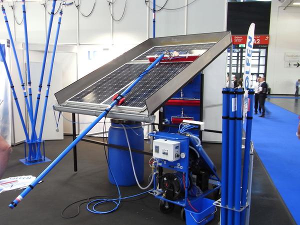 Reinigungssysteme für Photovoltaikanlagen
Die Nassreinigung der Photovoltaikmodule ist mit diesem Reinigungssystem relativ gut zu bewältigen. Einziges Problem ist das Gewicht der rotierenden Bürste.