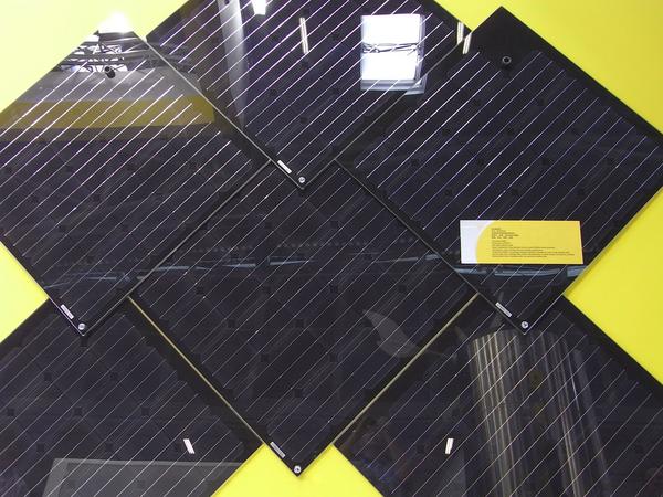 Photovoltaik schuppenartig verlegt
Die schuppenartige Verlegung von Fotovoltaikmodulen ist nicht nur eine gestalterische Variante, sondern auch eine Möglichkeit  Fassaden oder Dächer wetterfest und stromerzeugend