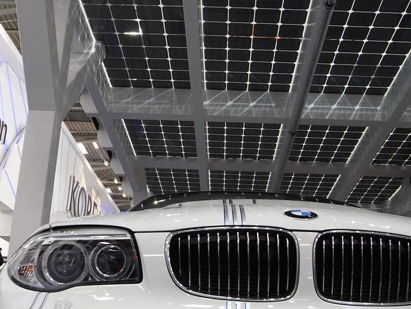 Solarcarport mit BMW
Es kommt immer auf die Perspektive an. Während die einen hier das Solarcarportsystem von Solarwatt begutachten, sehen andere nur die große Schnauze des BMW.
