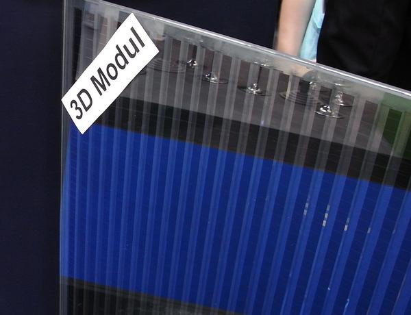 3D-Modul, Photovoltaik in der Fassade
Dieses sogenannte 3D-Modul hat die Solarzellen auf 2 Ebenen verteilt. Wenn schon wegen der Wärmedämmung mehrere Glasschichten in der Fassade sind, warum dann nicht