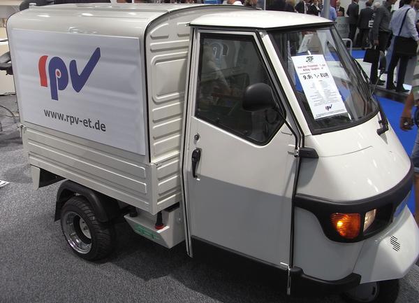 Elektrobiene - ein sauberer Kleinsttransporter
Auf der Basis einer APE 50 gibt es hier einen kleinen Elektrotransporter. Mit bis zu 100 km Reichweite, je nach installierter Batteriegröße, ist das Fahrzeug alltagstauglich.