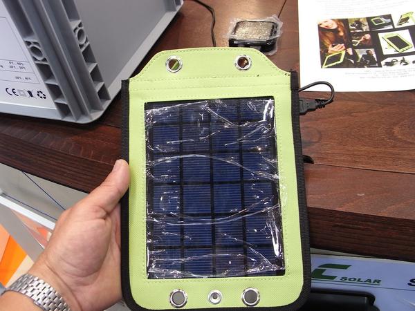 Solarladegerät als Taschen-Anhänger
Für die Vieltelefonierer sollte dieses Solarladegerät eine praktische Lösung sein. Man kann es auf den Rucksack oder die Aktentasche schnallen, damit es den internen Akku nachlädt.