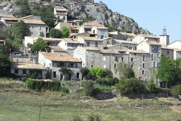 Natursteinhäuser
An diesem Dorf in Südfrankreich sieht man wie harmonisch sich alles zu einem Ganzen fügt, wenn konsequent mit den Naturbaustoffen der Region gebaut wird.