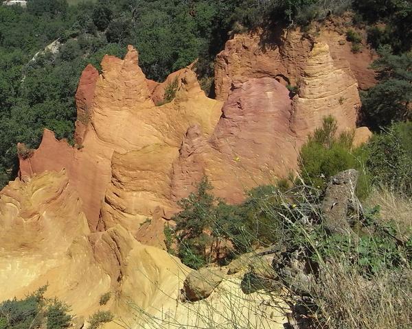 Ockerfelsen in der Provence
Wer mit natürlichen Bausstoffen baut, muß auf leuchtende Farben nicht verzichten. Mit den Erdfarben aus den Ockerfelsen der Provence werden Anstriche und Putze eingefärbt.